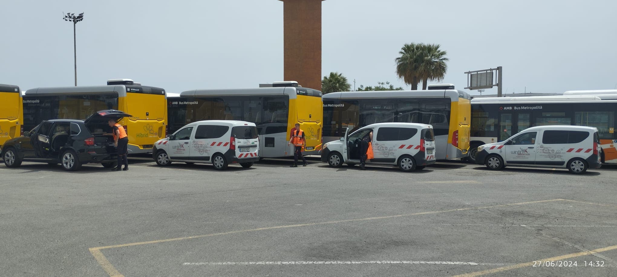 Autobuses, vehículos de instalación WINFIN y técnicos trabajando en una operación de flota.