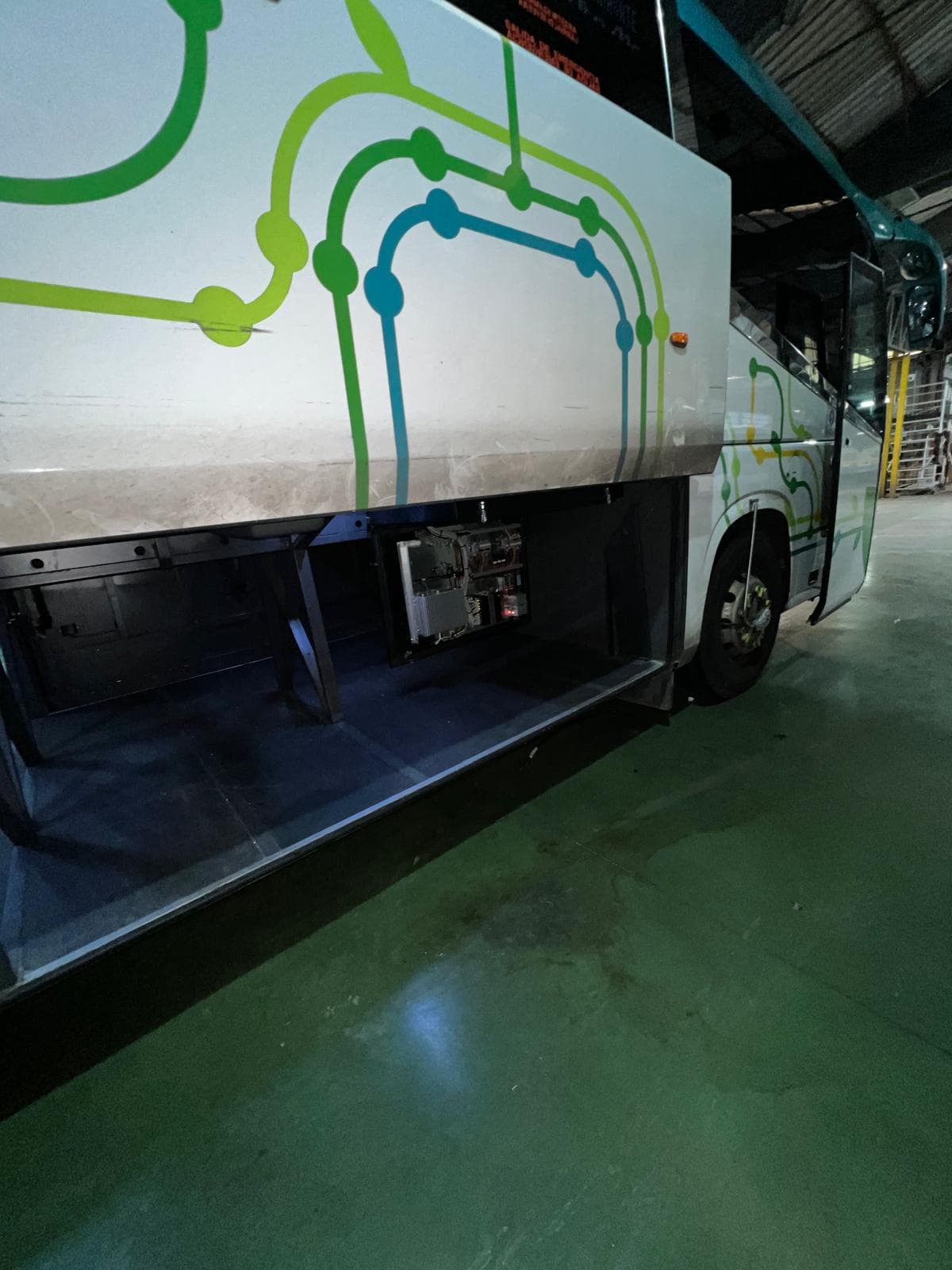 Lateral de un autobús con el compartimento técnico abierto y el sistema electrónico instalado.