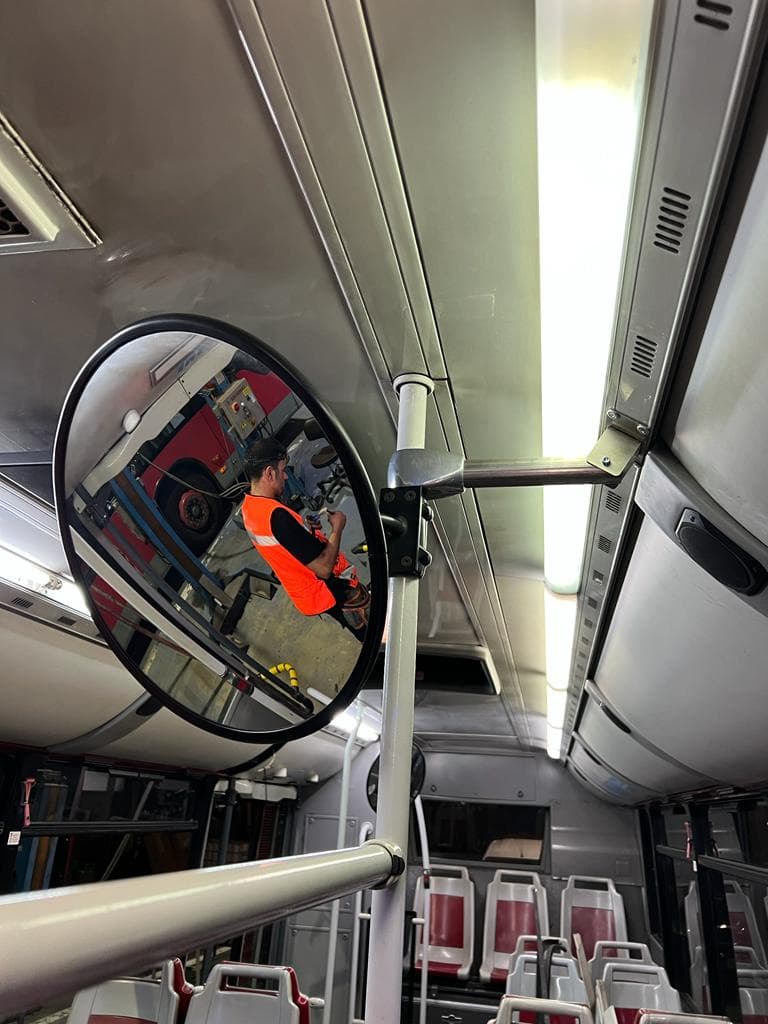 Técnico trabajando en el interior de un autobús durante una instalación real.